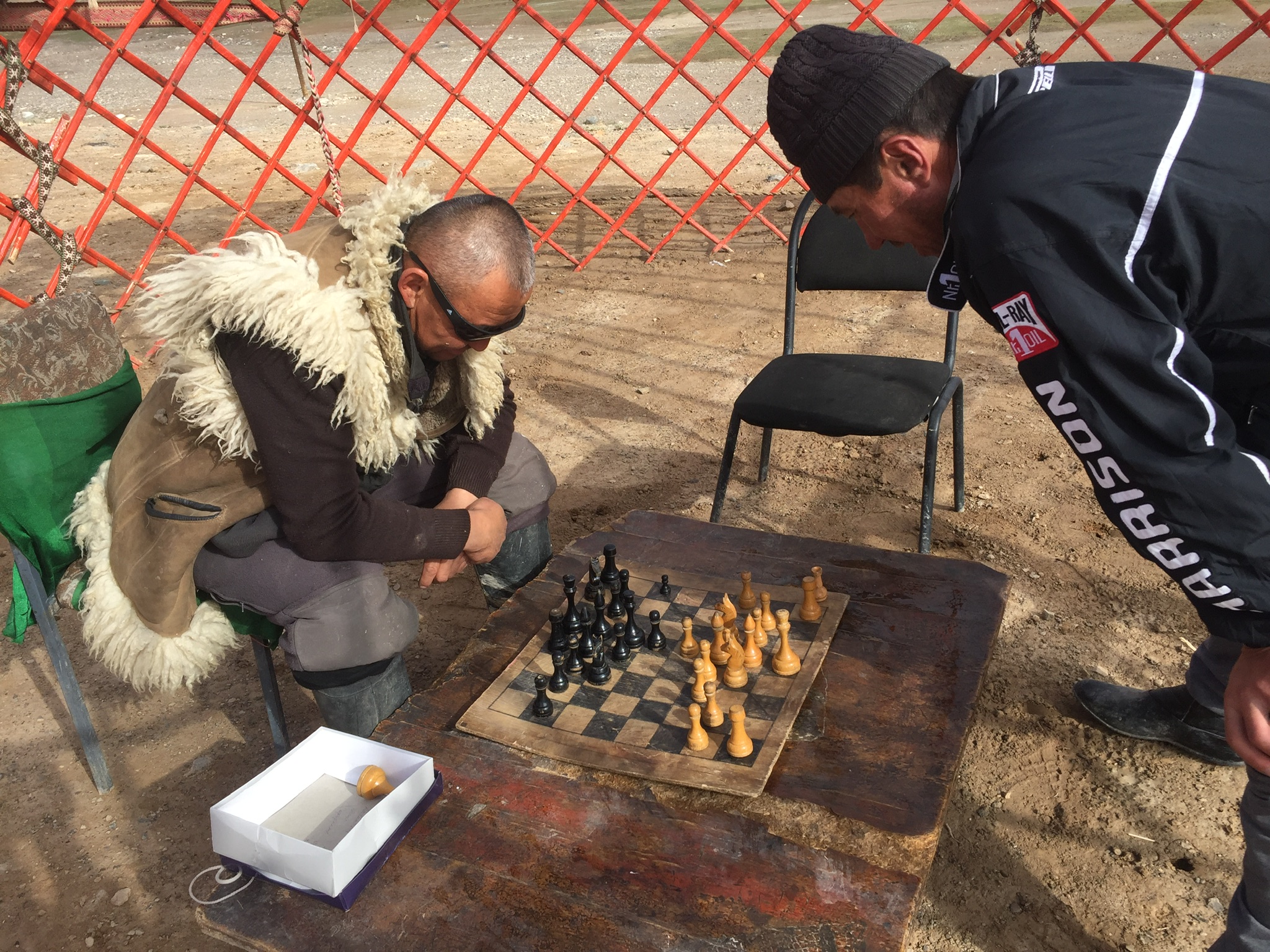 Joueurs d’échecs Kirghizes sur le sol Tadjik.