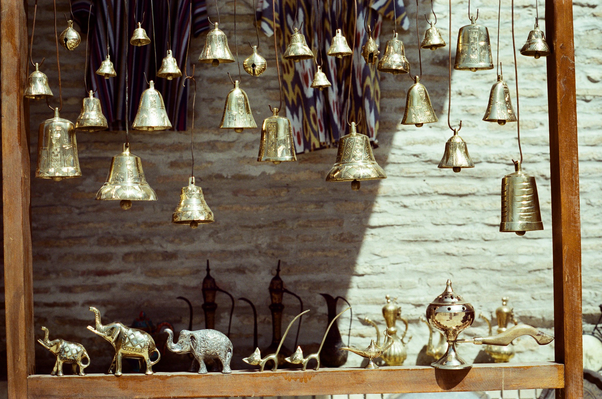 Dans les arrière-cours de Buchara, vous pouvez admirer la variété de l'artisanat ouzbek.