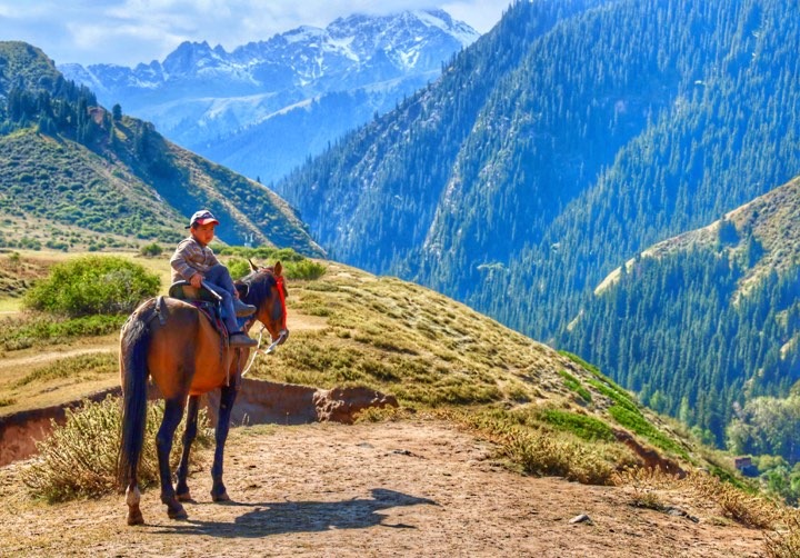 Jeune Kirghiz Cheval Vallée Kirghizstan Jeti-Ögüz