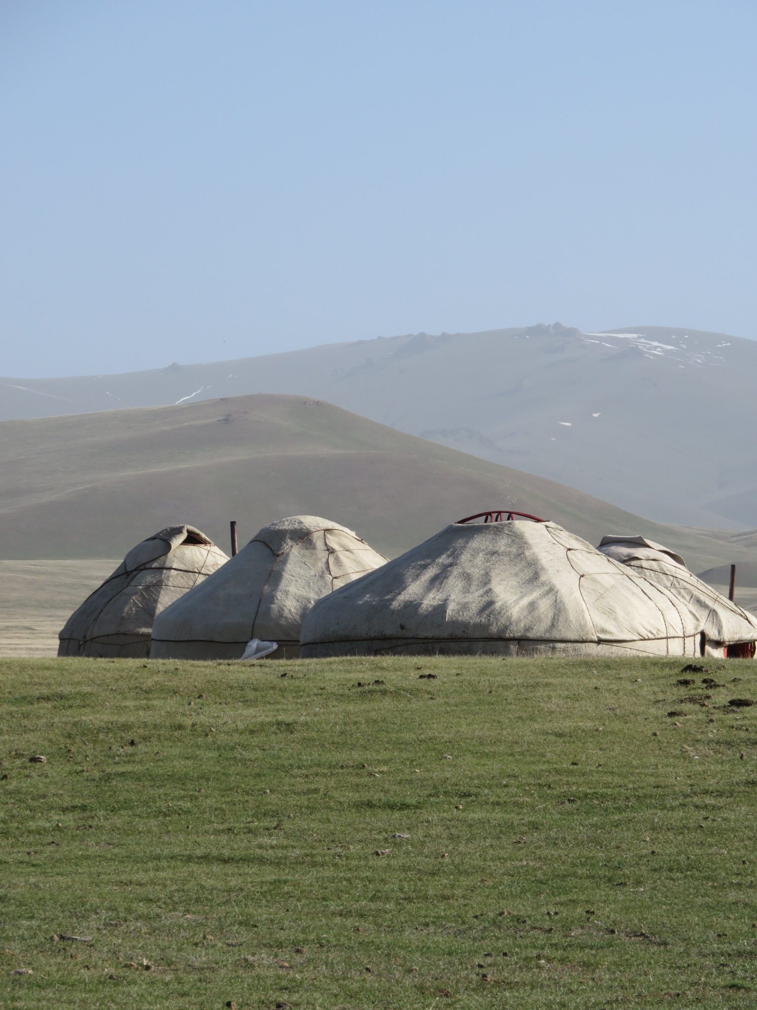 A proximité du lac Song-Koul, dans le centre du Kirghizstan, un ensemble de yourtes, symboles du mode de vie traditionnel kirghiz.