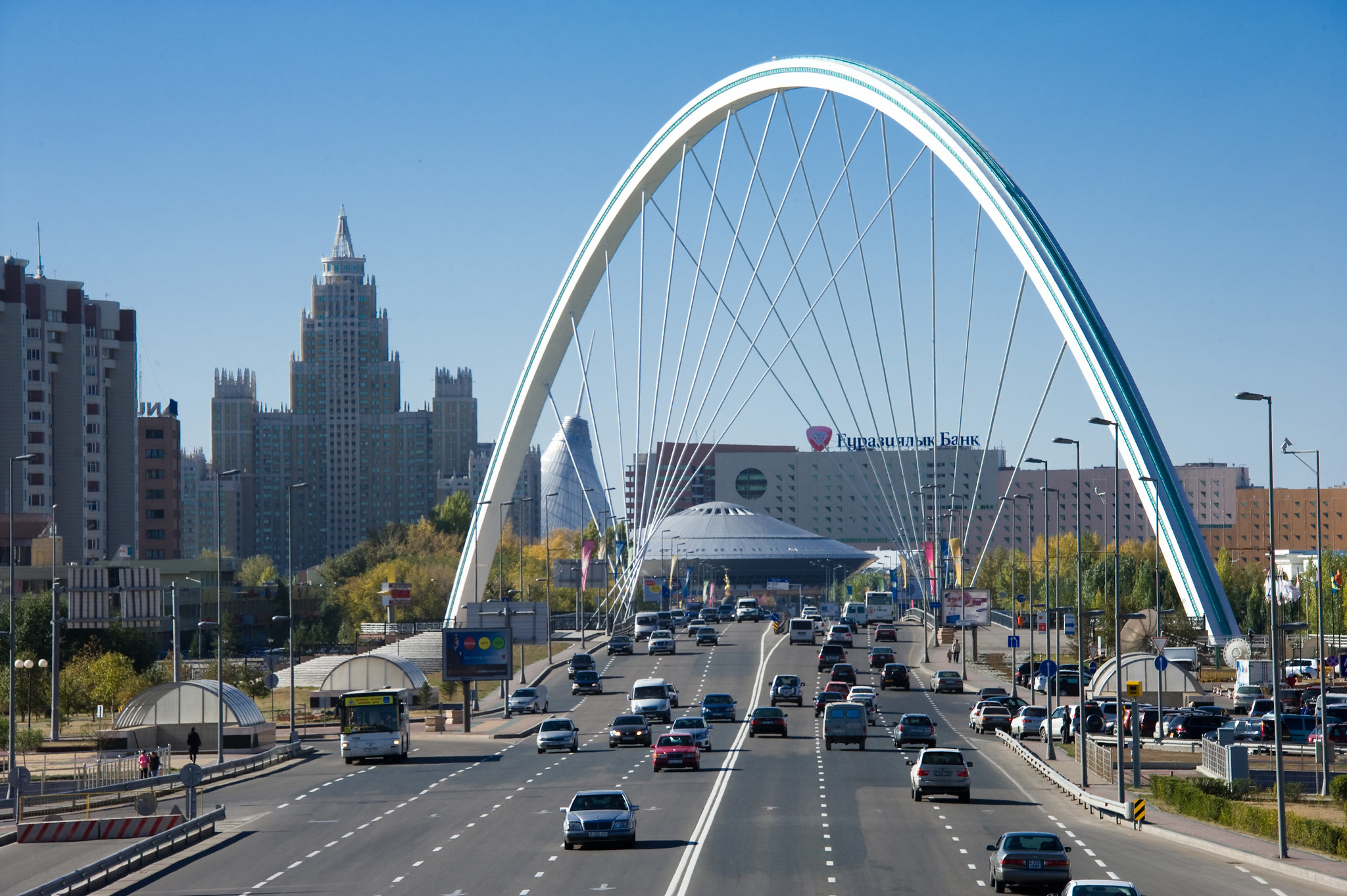 Время в астане щас. Мост Рамстор Астана. Нурсултан Астана. Казахстан пойтахти. Арочный мост в Астане.