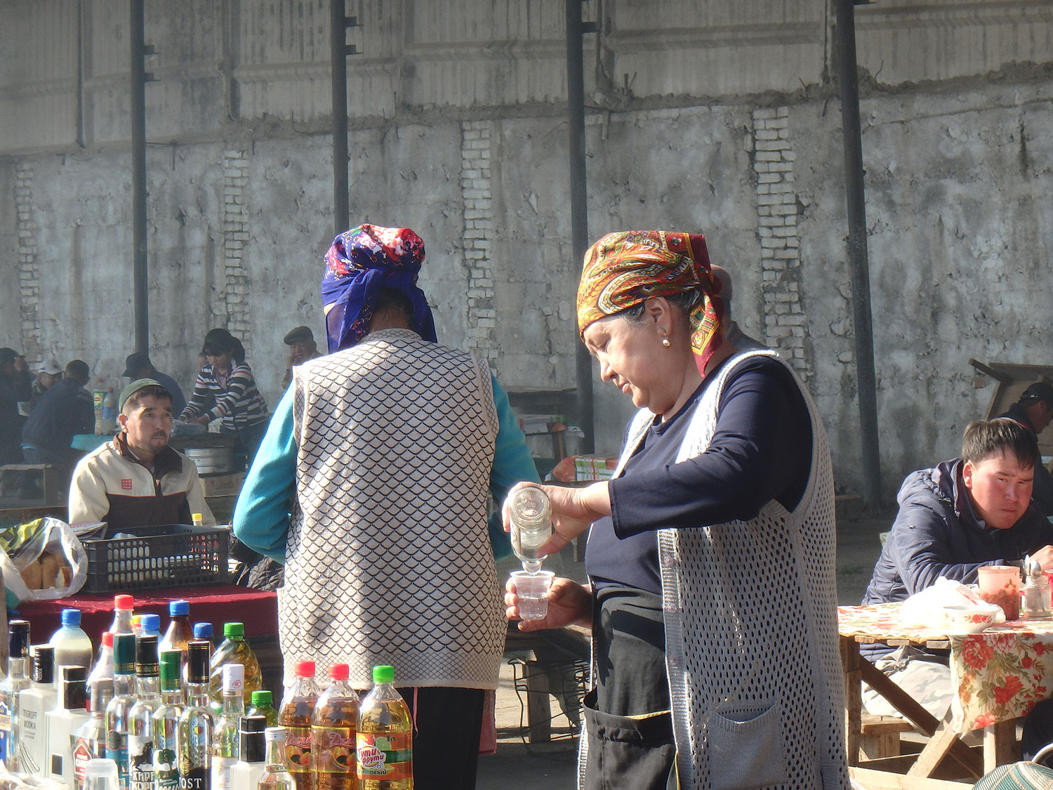 Au bazar de Kochkor, la vodka se vend en bouteille ou au verre