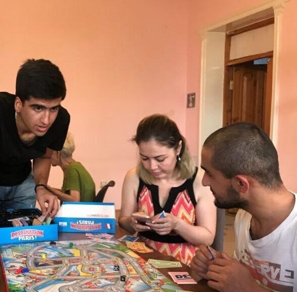 L'association ESOL aide les écoliers tadjiks, notamment à remettre à neuf leurs écoles.
