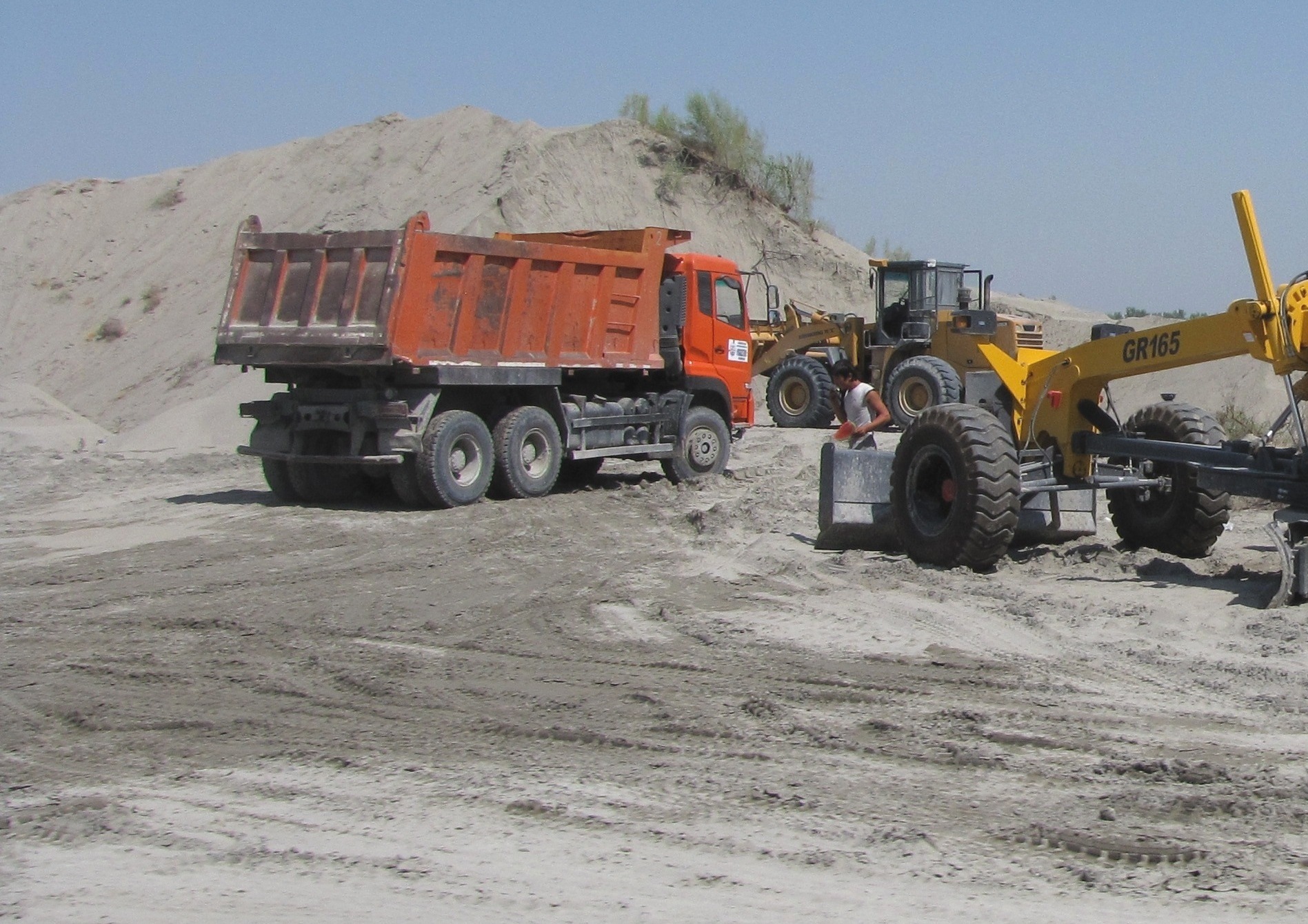 Ouzbékistan Désert Yazyavan Extraction Sable Camions Environnement