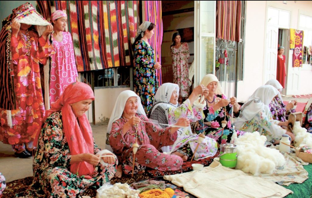 Femmes filant la laine au Tadjikistan