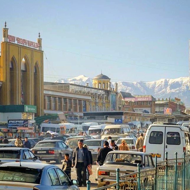 Bazar et montagnes