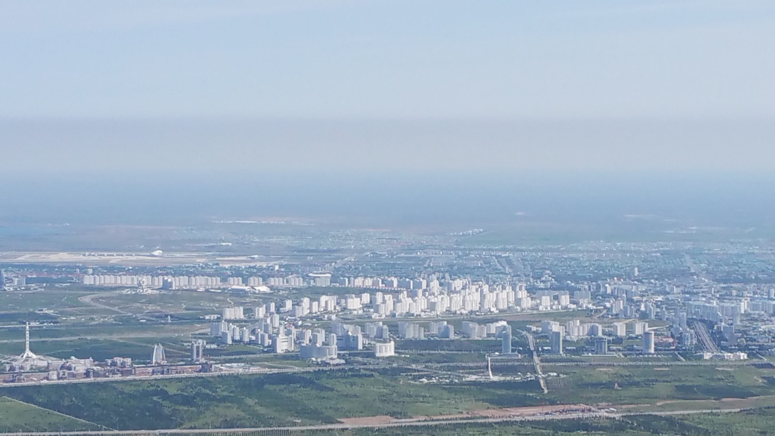 Achgabat, la capitale turkmène, photographiée depuis le téléphérique en périphérie de la ville. Le chemin de fer s'étend jusqu'à la colline située derrière la frontière avec l'Iran.