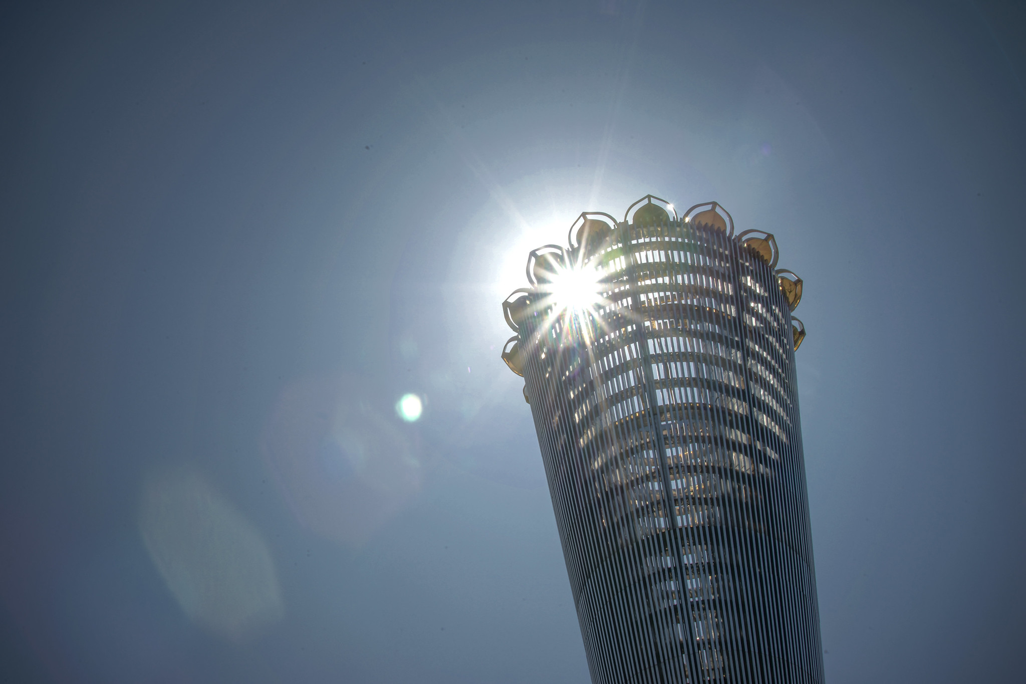 Le monument Altyn Chanyrak dans le parc de l'indépendance à Chimkent, dans le sud du Kazakhstan, symbolise les différentes nationalités vivant dans le pays. Ce parc a été inauguré en 2011 à l'occasion du vingtième anniversaire de la déclaration d'indépendance du Kazakhstan.