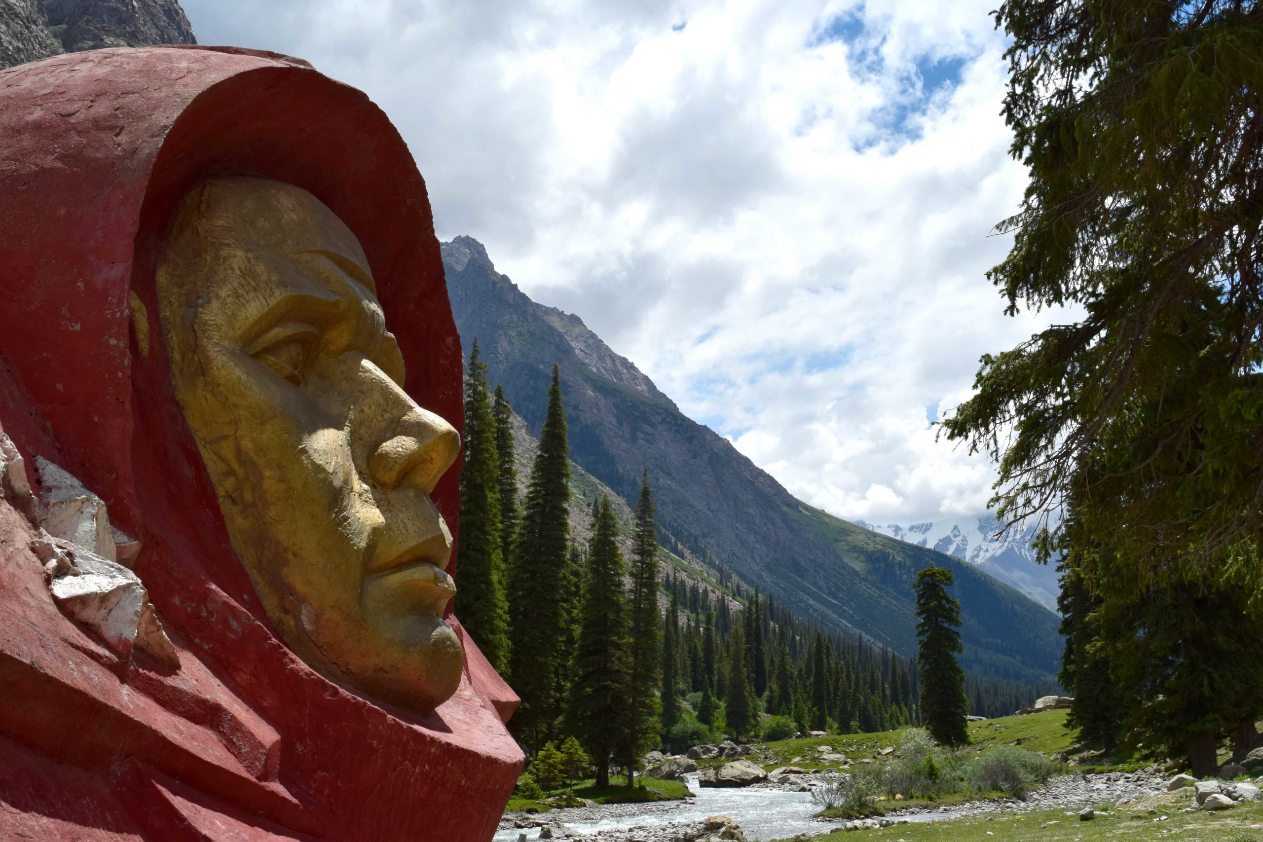 Kirghizistan Youri Gagarine monument Issyk-Koul