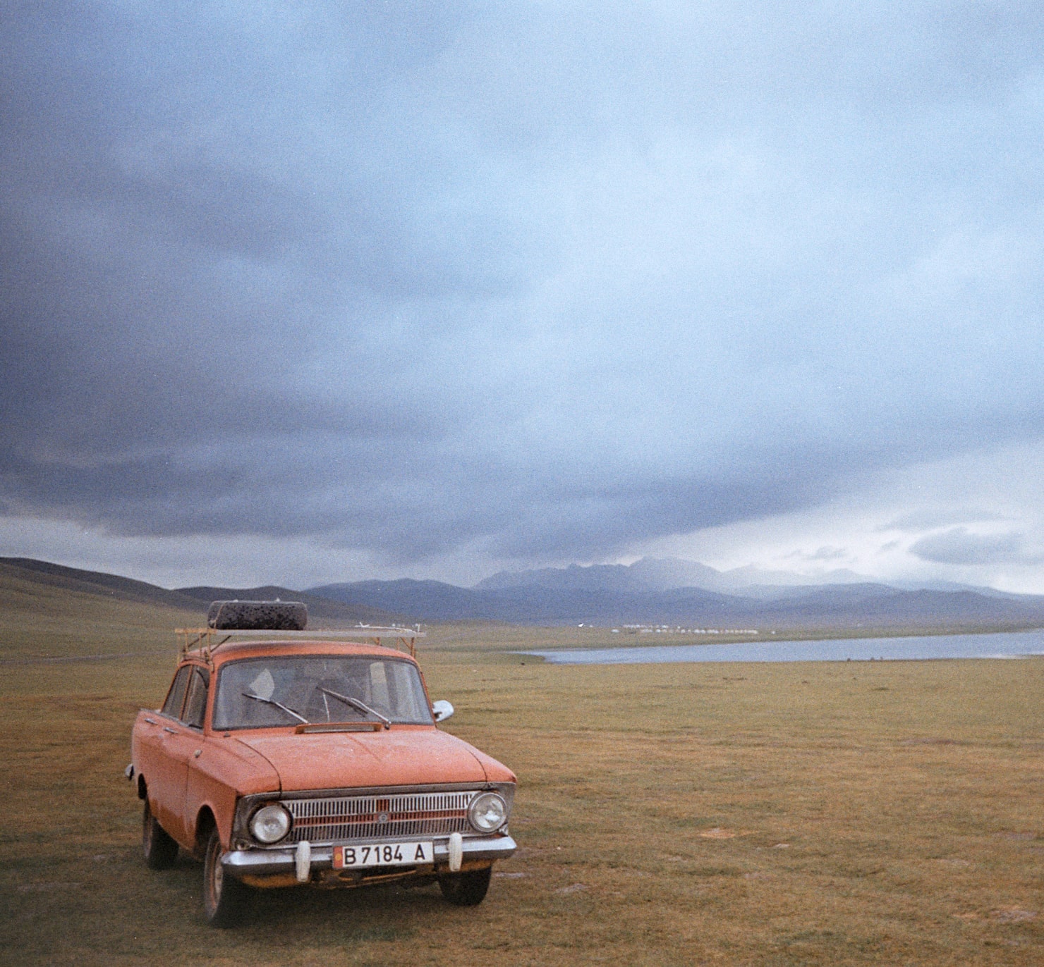 Kirghizstan voiture lac Son Koul soviétique