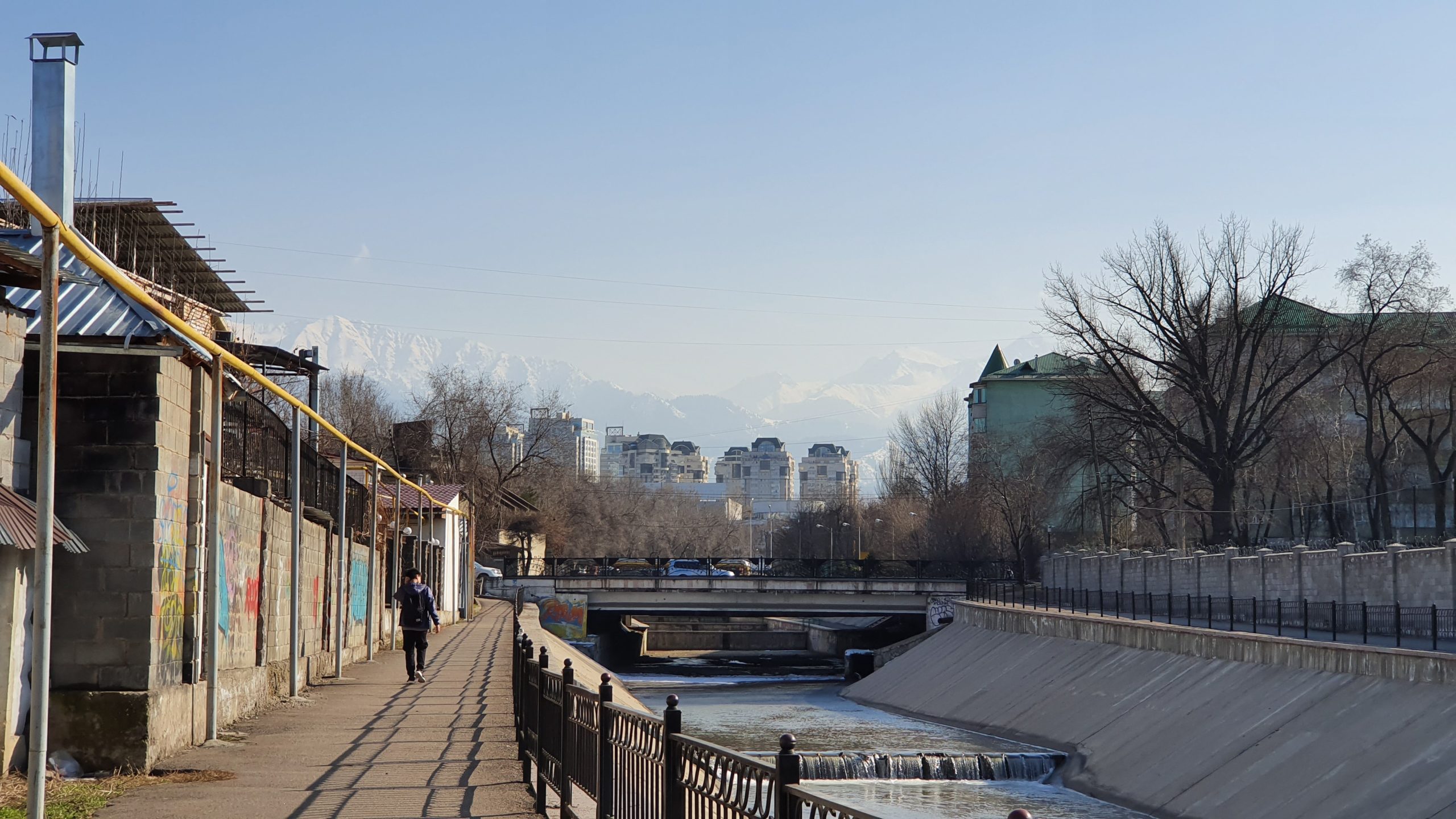 Kazakhstan Almaty rue architecture