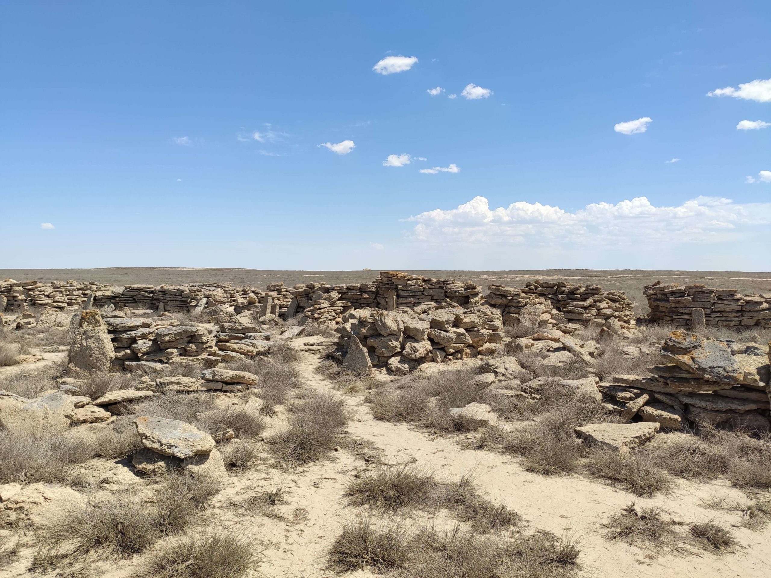 Ouzbkistan tombes cimetières kazakh pierres Oust-Ourt