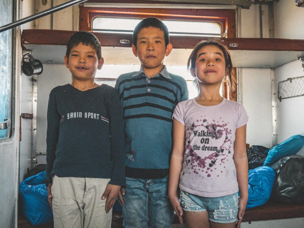 La tête haute kazakhstan train enfants famille