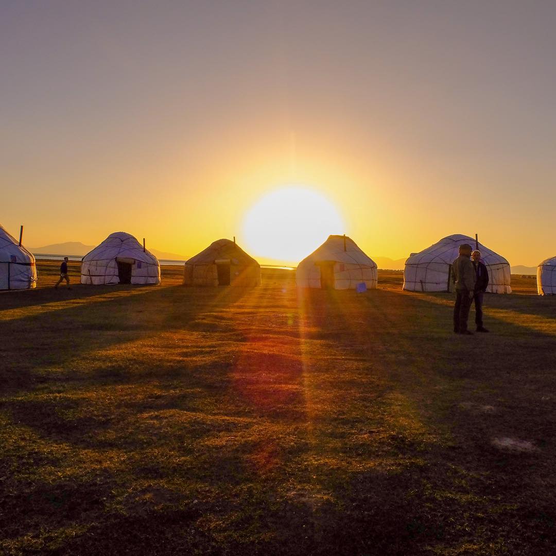 Coucher de soleil camp yourtes kirghizstan