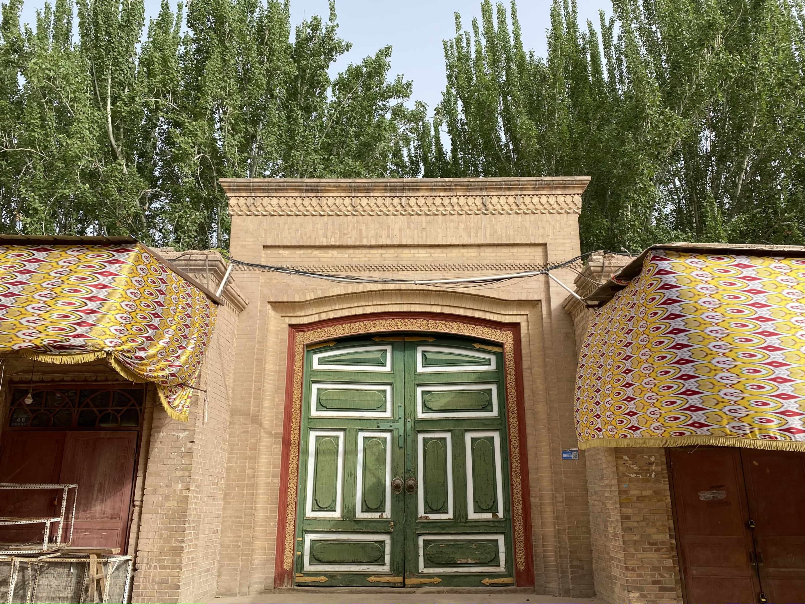 Porte colorée mosquée kachgar chine xinjiang