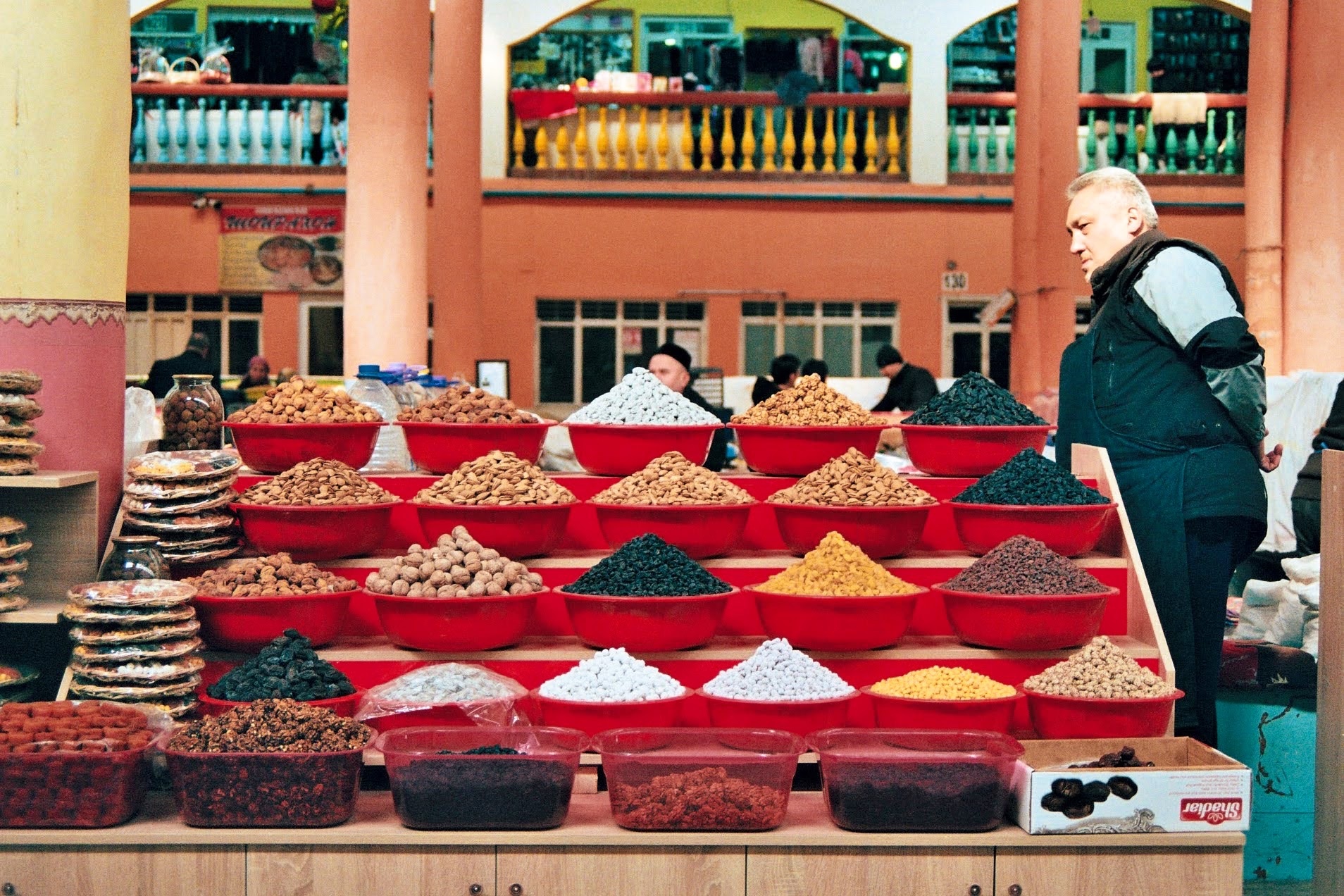 Fruits secs au marché Khoudjand Tadjikistan couleurs epices