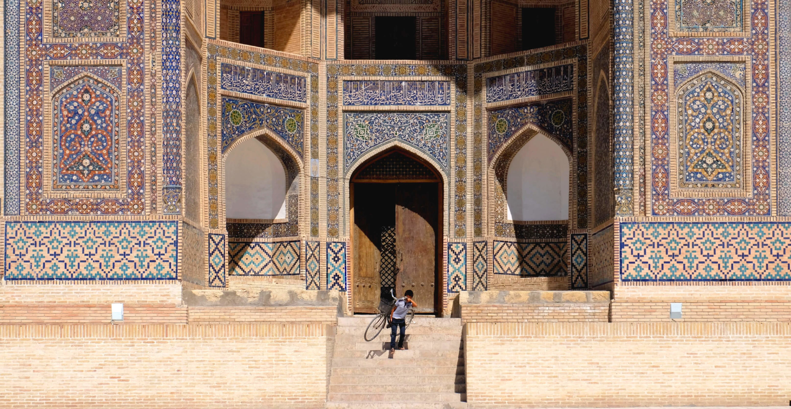 Photo du jour, Ouzbékistan, Boukhara, Médersa, Porte, Enfant