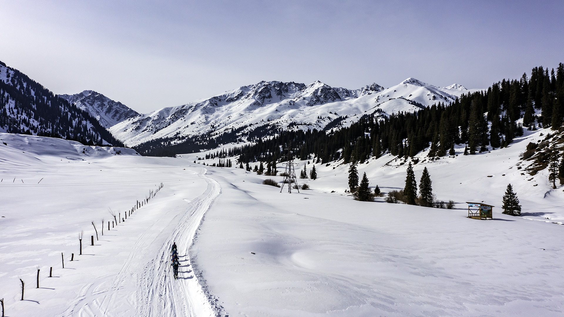 Ski Jyrgalan neige poudreuse montagnes