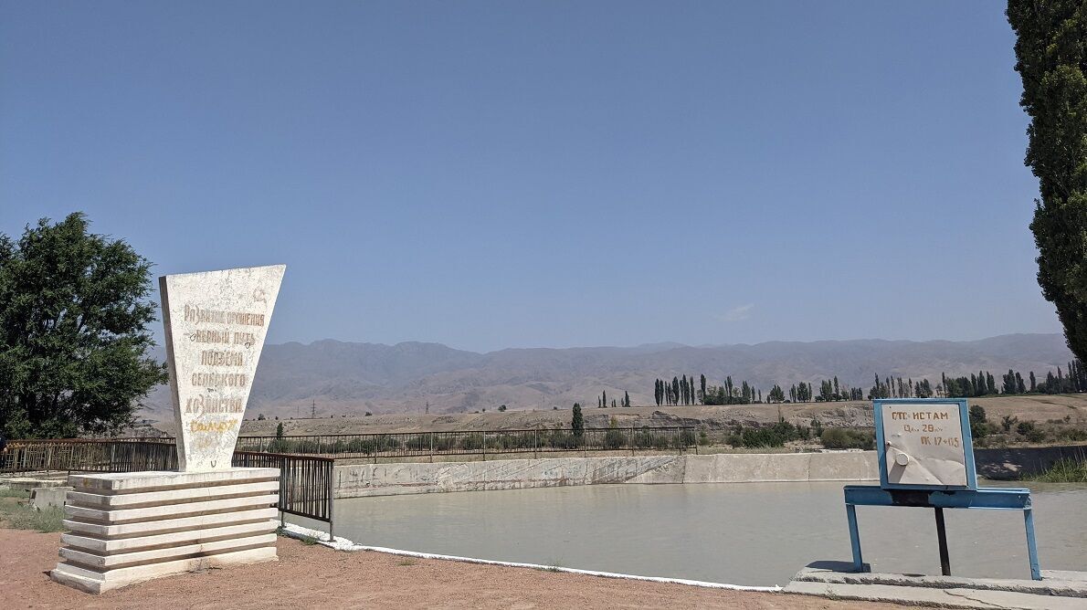 monument obelisque Kemin Kirghizstan agriculture irrigation