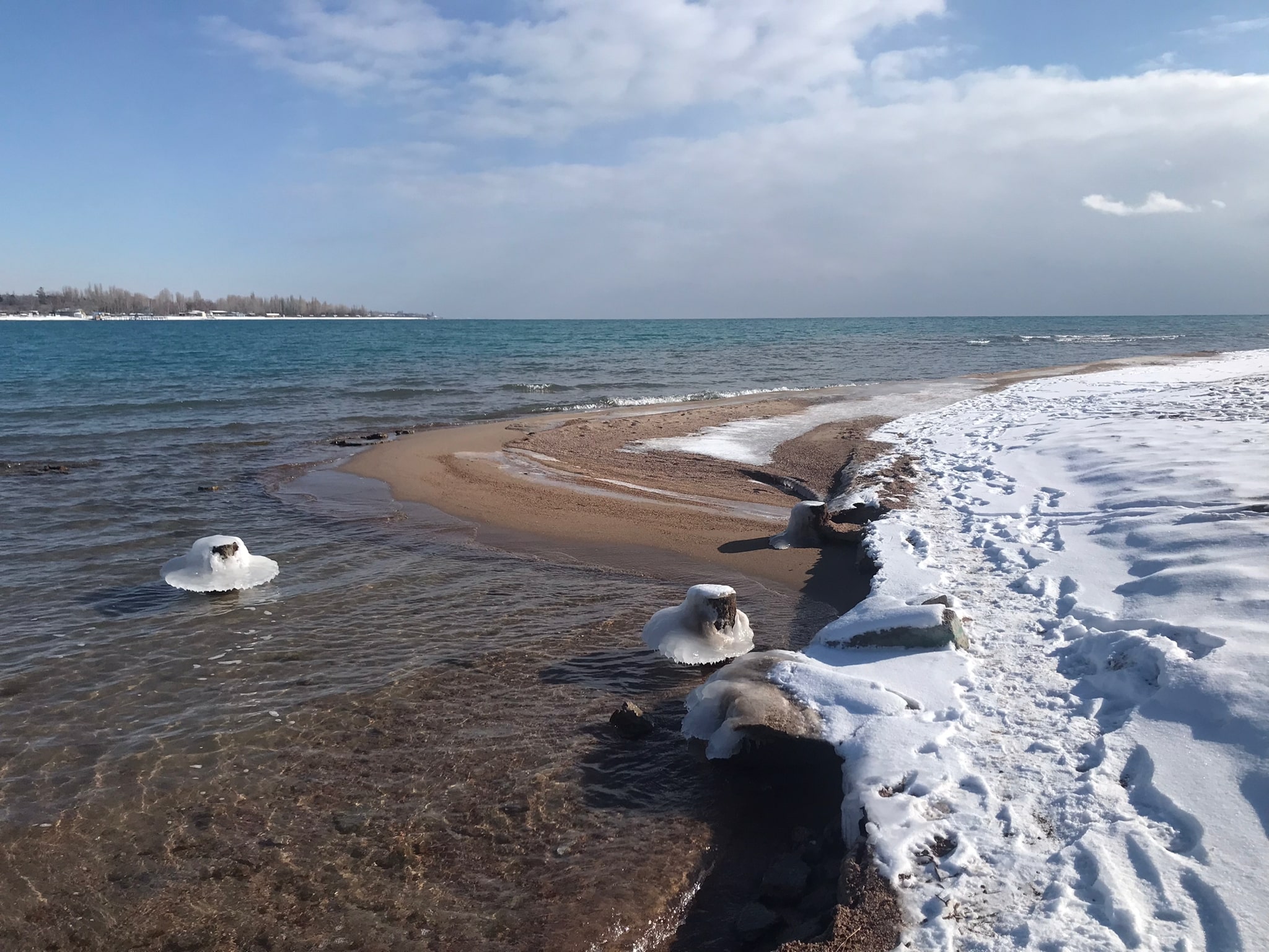 Berge du lac Issyk Koul à Tcholpon Ata