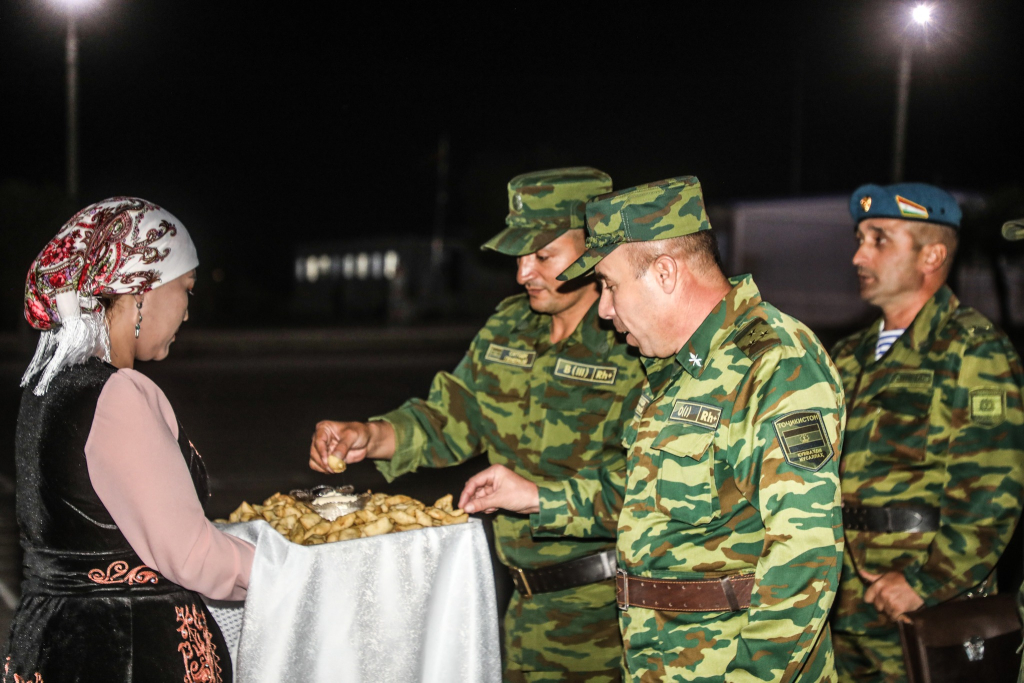 Tadjikistan Kirghizstan soldats pain et sel