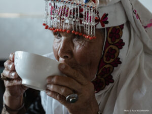 Xinjiang femme âgée en tenue traditionnelle Turar Kazangapov