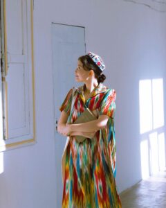 jeune femme en robe traditionnelle tadjike . Umed Mardonov (Tadjikistan)