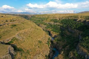 canyon rivière Aksou montagnes au loin