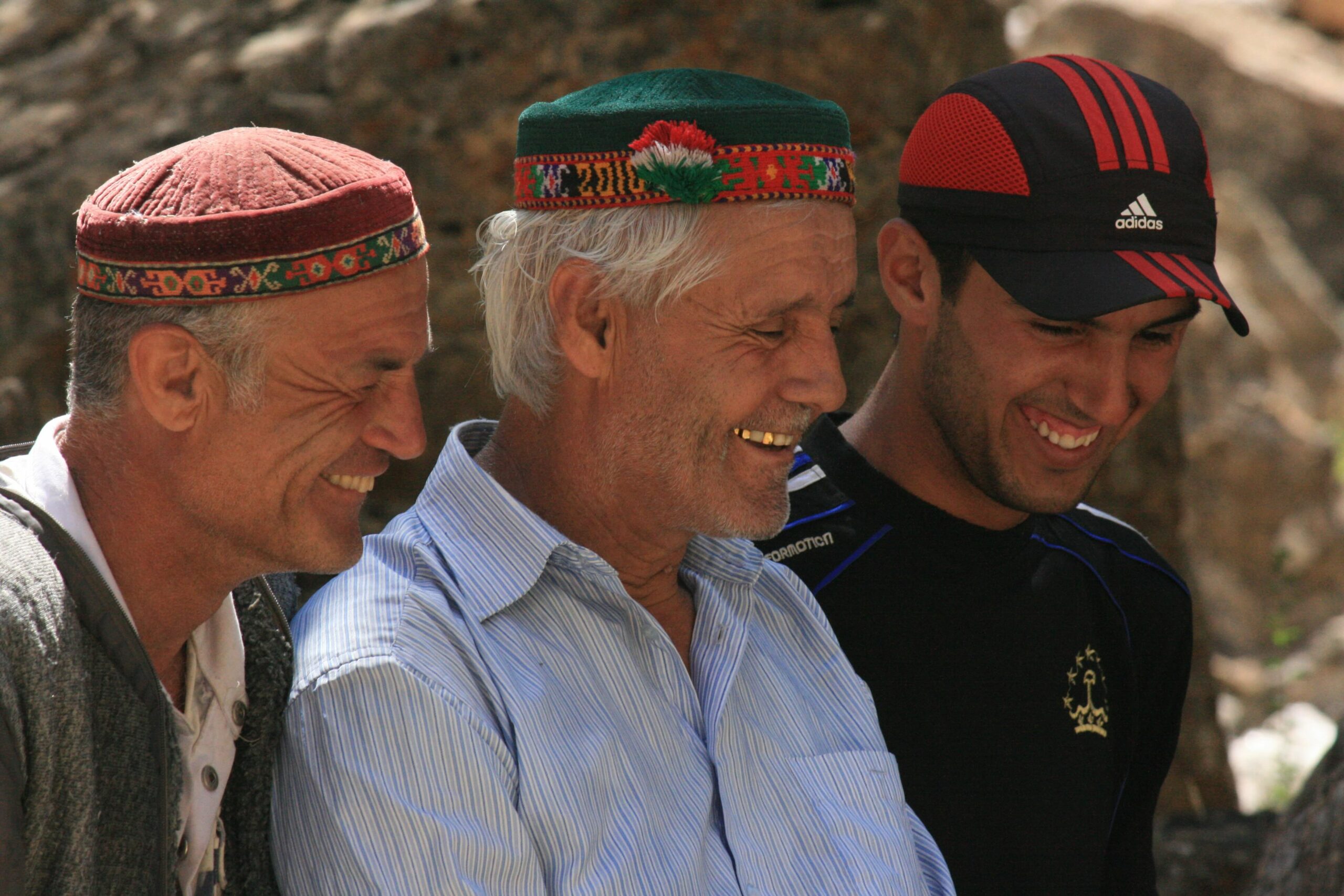 3 hommes souriant