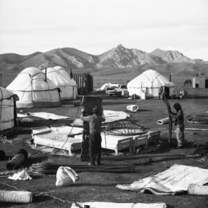 nomades kirghizes démontant leur camp de yourtes