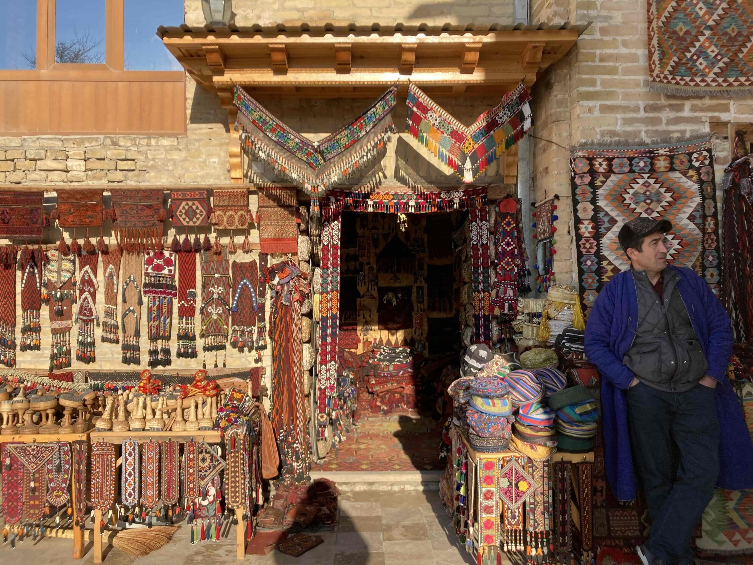 marchand de tapis à Boukhara devant sa boutique