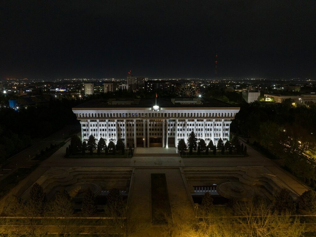Le Parlement du Kirghizstan photographié de nuit (illustration). Crédit : Nikolai Bulykin, via Wikicommons
