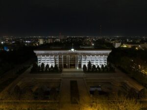 Le Parlement du Kirghizstan photographié de nuit (illustration). Crédit : Nikolai Bulykin, via Wikicommons