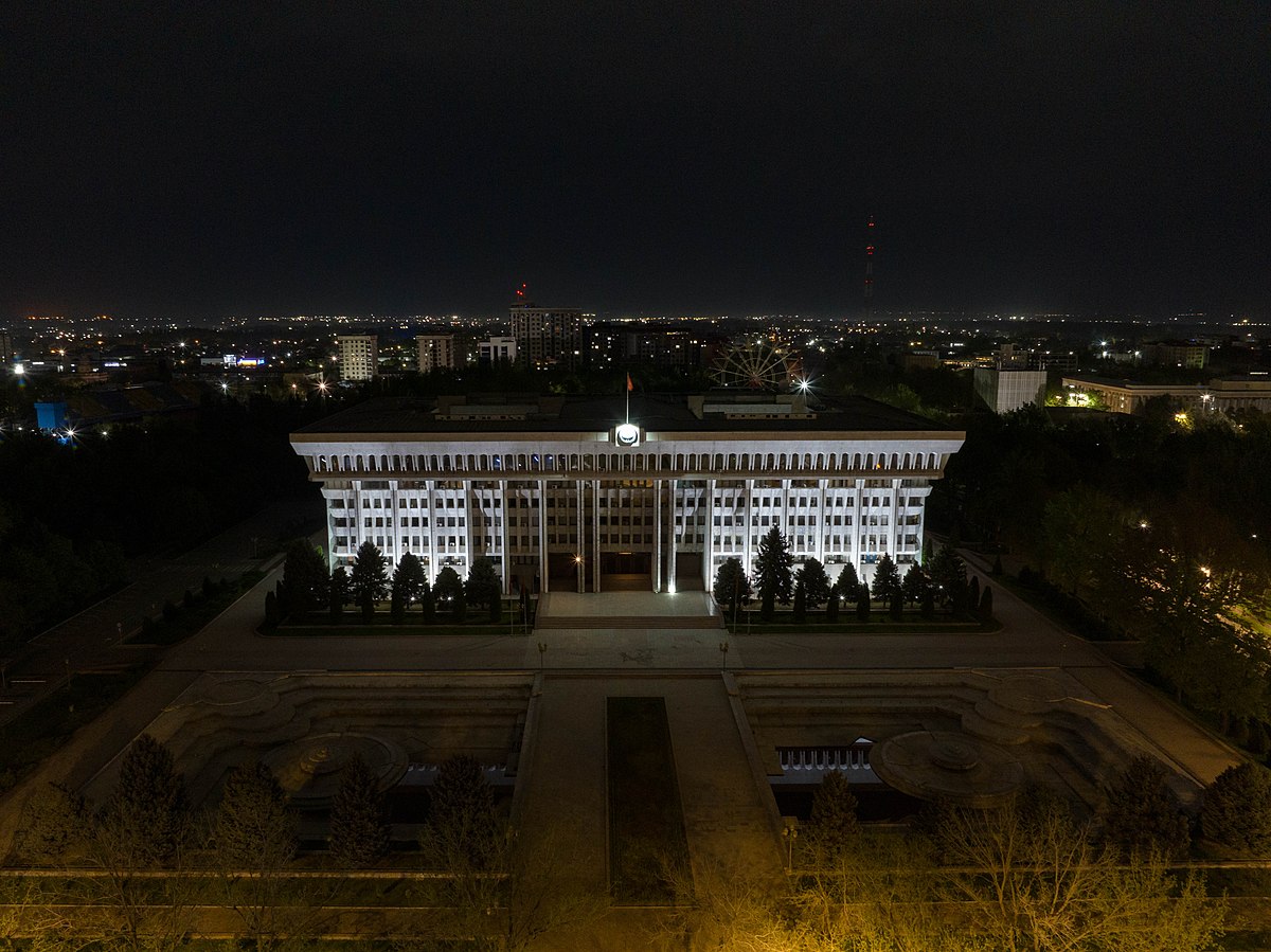 Le Parlement du Kirghizstan photographié de nuit (illustration). Crédit : Nikolai Bulykin, via Wikicommons