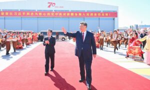 Le président chinois Xi Jinping salue une foule à laéroport international Tianshan d'Urumqi, dans la région autonome ouïgoure du Xinjiang, le 25 septembre 2025. Crédit : Xinhua