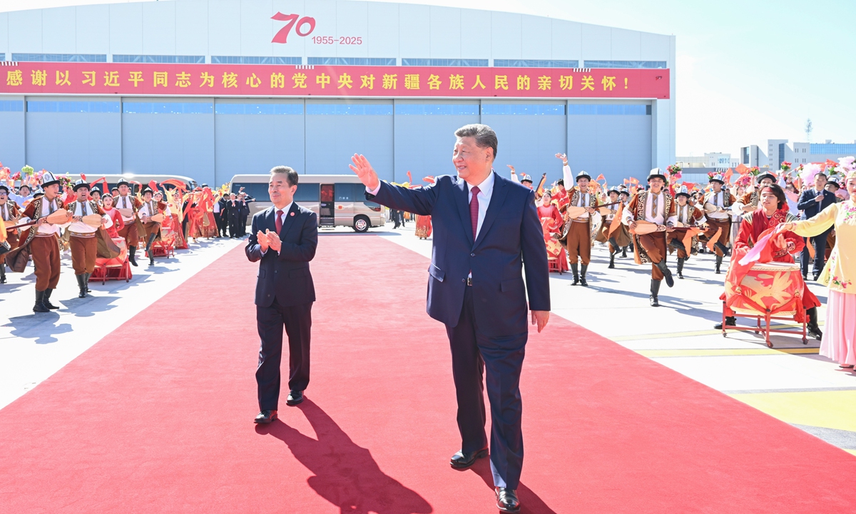 Le président chinois Xi Jinping salue une foule à laéroport international Tianshan d'Urumqi, dans la région autonome ouïgoure du Xinjiang, le 25 septembre 2025. Crédit : Xinhua