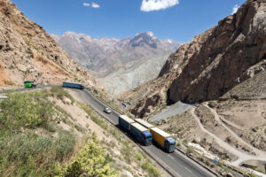 routes voitures camion montagnes virages tadjikistan