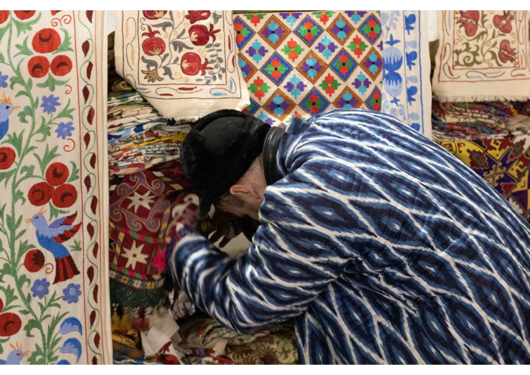 homme suzanis textile tapis tissu motifs