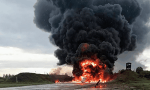 Image diffusée sur la chaîne Telegram de Sirena, qui semble montrer un avion de guerre russe en feu après une attaque de drones ukrainiens en 2023 (illustration). Crédits : AP