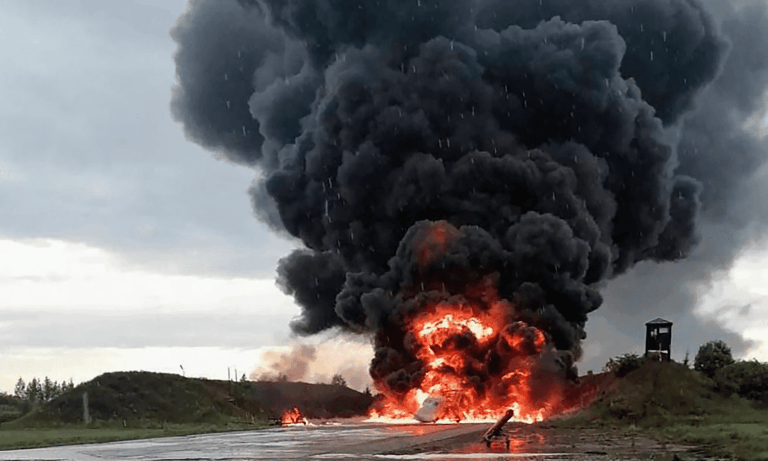 Image diffusée sur la chaîne Telegram de Sirena, qui semble montrer un avion de guerre russe en feu après une attaque de drones ukrainiens en 2023 (illustration). Crédits : AP
