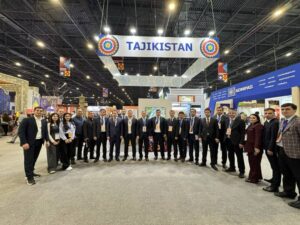 La délégation du Tadjikistan au Salon international du tourisme de Tachkent, en Ouzbékistan, fin novembre 2025. Crédits : Comité pour le développement touristique du gouvernement tadjik