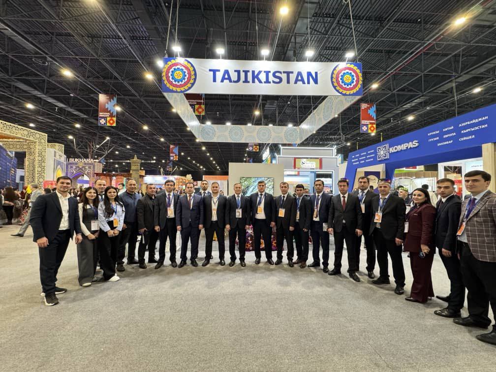 La délégation du Tadjikistan au Salon international du tourisme de Tachkent, en Ouzbékistan, fin novembre 2025. Crédits : Comité pour le développement touristique du gouvernement tadjik