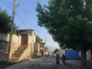 quartier maisons arbres escalier femmes