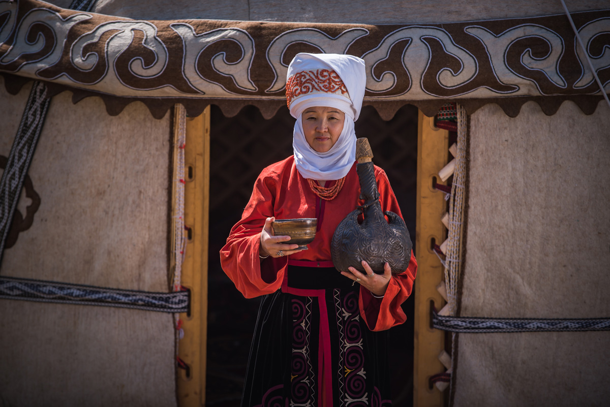 Femme kirghize tenant un köökor (көөкөр), gourde utilisée lors du relais de l’eau des Jeux mondiaux nomades 2026 / Spoutnik