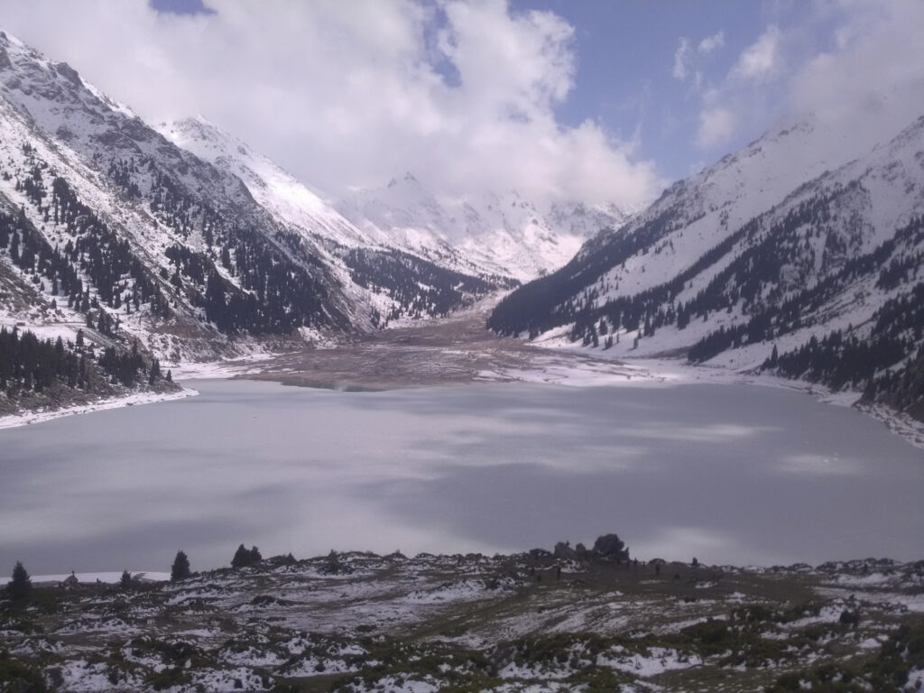 Grand lac d'Almaty au Kazakhstan en hiver
