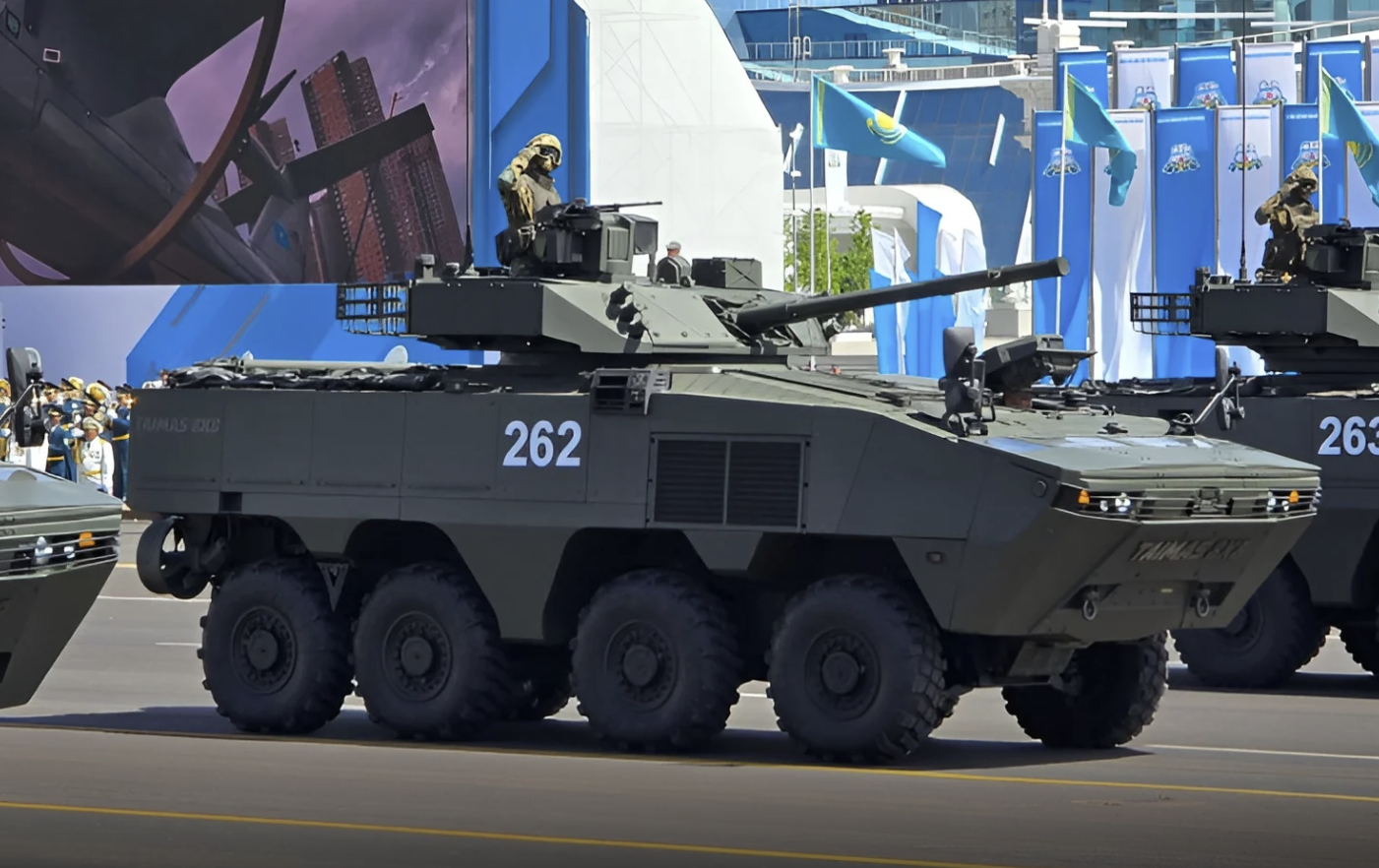 Le Taimas 8×8, véhicule de combat d’infanterie blindé à roues récemment mis en service par les forces armées du Kazakhstan. Crédit : Défense Blog