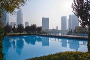 immeubles bleu arbres reflet brouillard