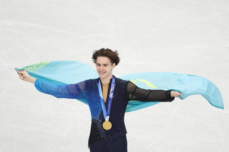 Mikhail Shaidorov après sa victoire, lors de la cérémonie de remise des médailles / Crédit : Sarah Stier/Getty Images