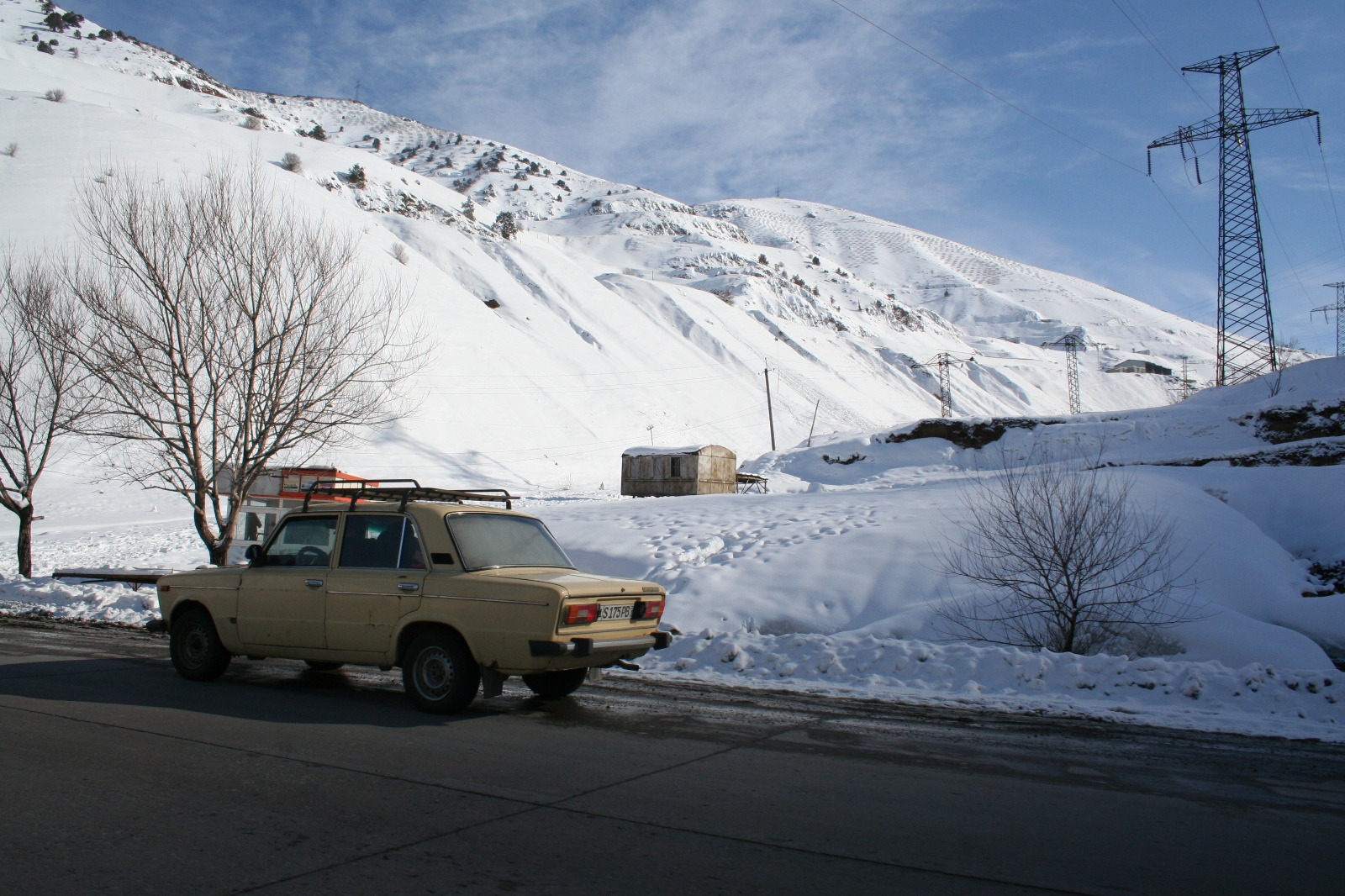 voiture neige route câble électrique arbre goudron
