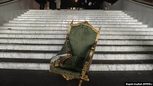 Fauteuil endommagé au palais présidentiel pendant Qantar 2022